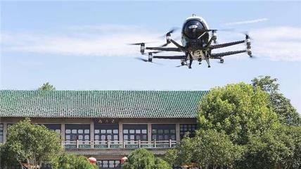 智能科技融入东湖美景 亿航载人无人驾驶飞行器首次在江城起飞